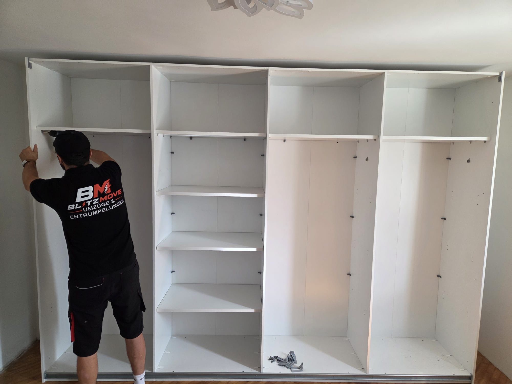 Montage eines Schranks durch das BlitzMove Team