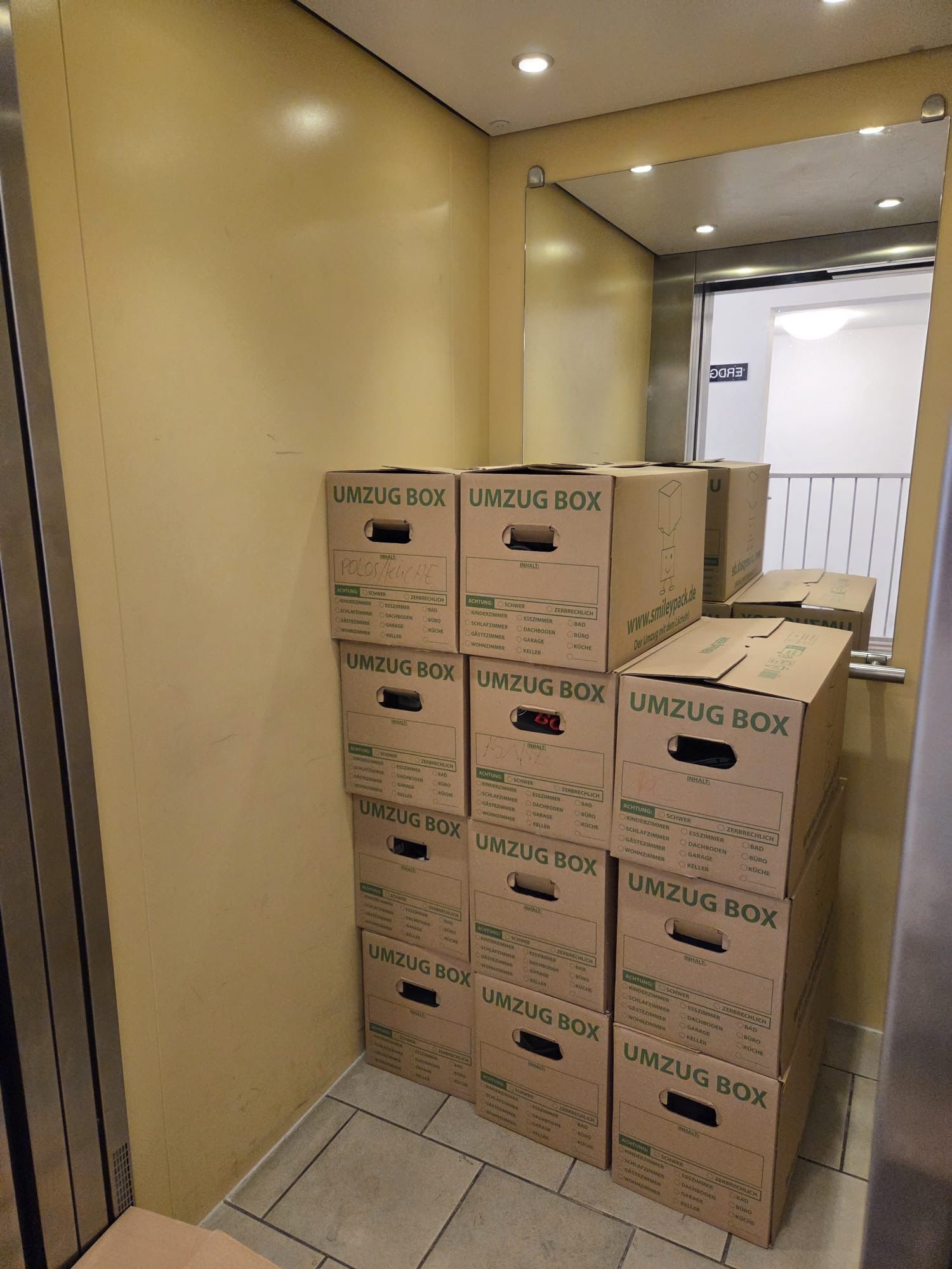Gestapelte UMZUG BOX Umzugskartons von BlitzMove